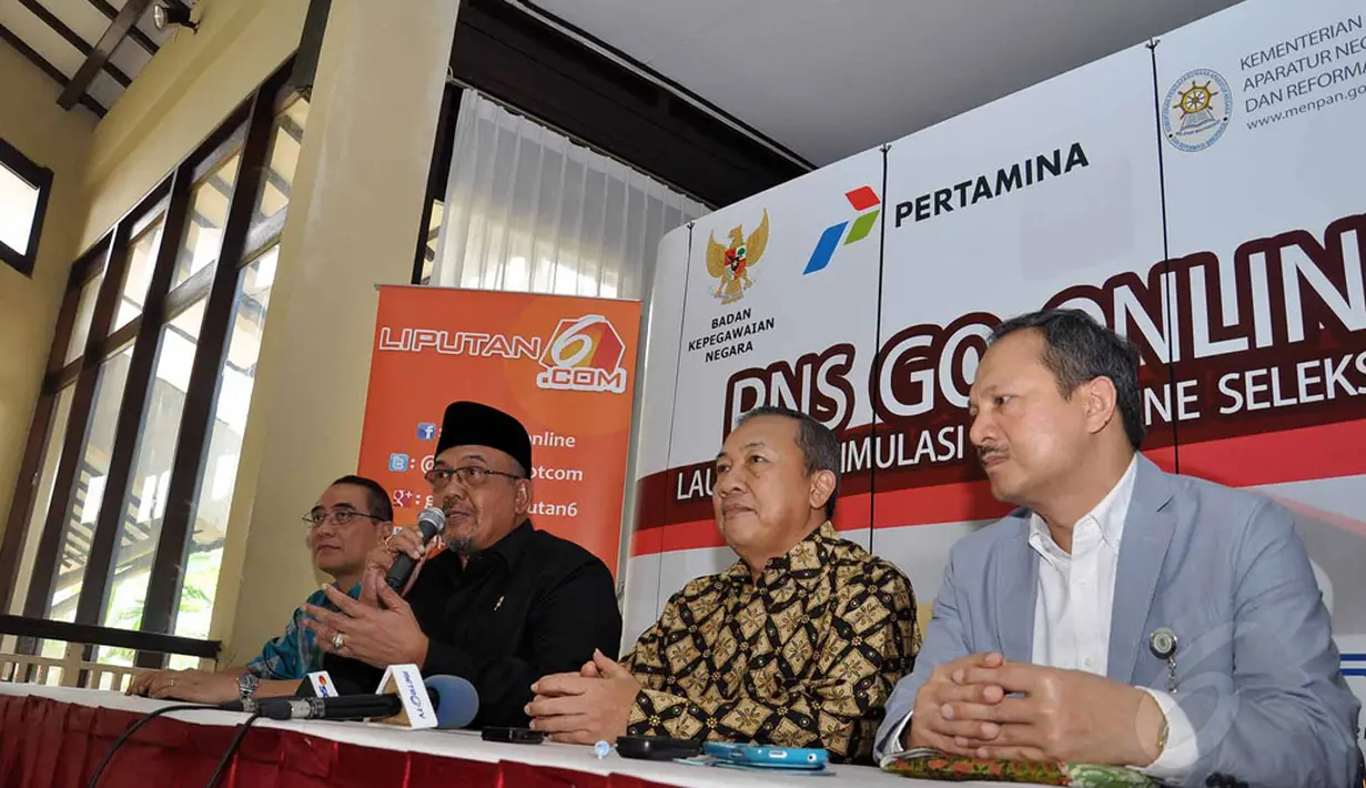 Menteri PAN-RB, Azwar Abubakar (kedua dari kiri), menegaskan, perlu perjuangan yang cukup panjang untuk dapat membuat sistem tes seleksi CPNS berbasis online, (20/8/2014). (Liputan6.com/Miftahul Hayat)