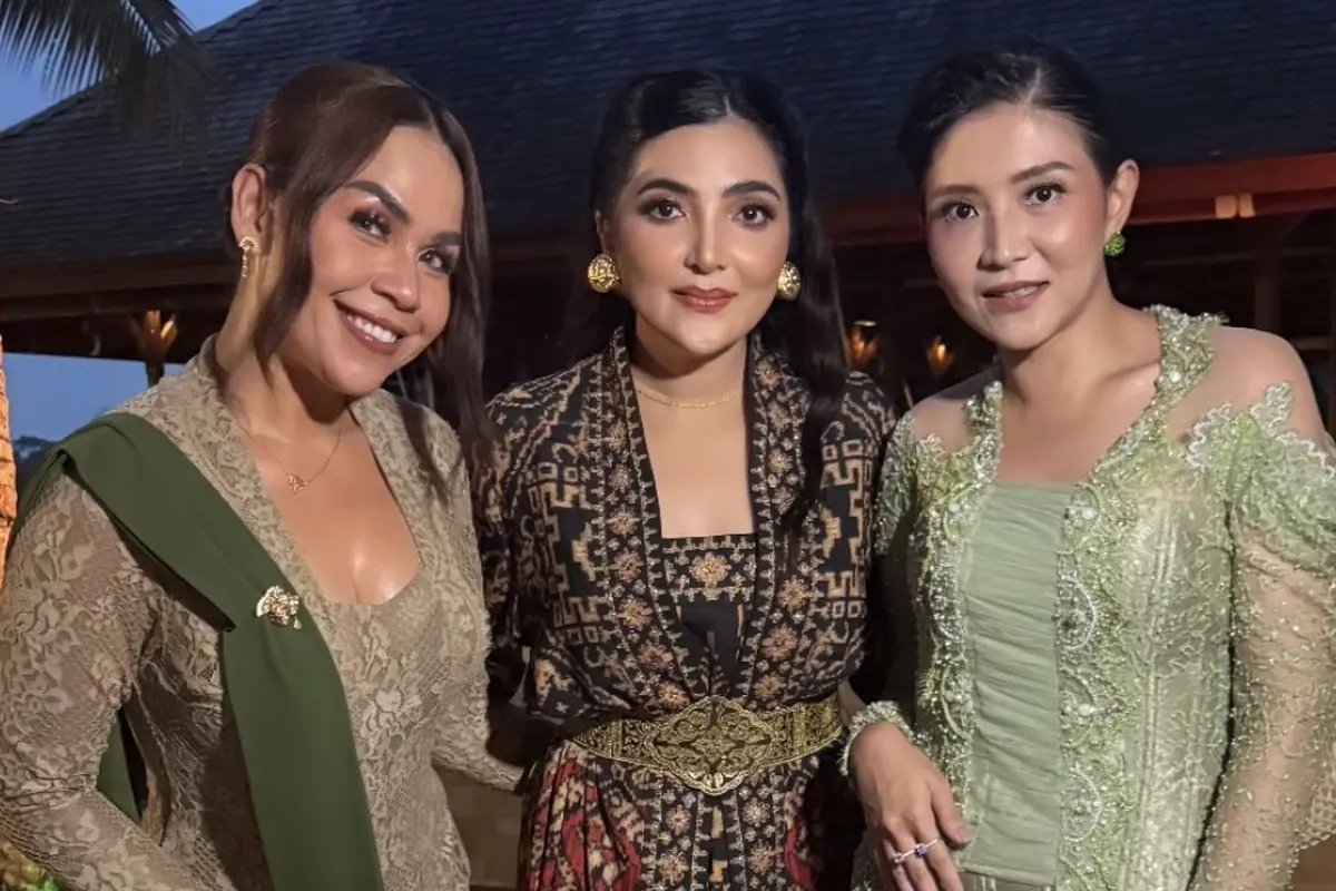 Para Selebritis Kenakan Wastra Nusantara saat Akad Nikah Luna Maya dan Maxime Bouttier