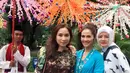 Acara sunatan berlangsung meriah. Dihadiri oleh kerabat dan sahabatnya. Edy didandani layaknya pengantin dari Betawi. Nuansa biru dipilih lantaran sunatan berbarengan dengan hari Autisme Dunia. (Instagram/maudykoesnaedi)