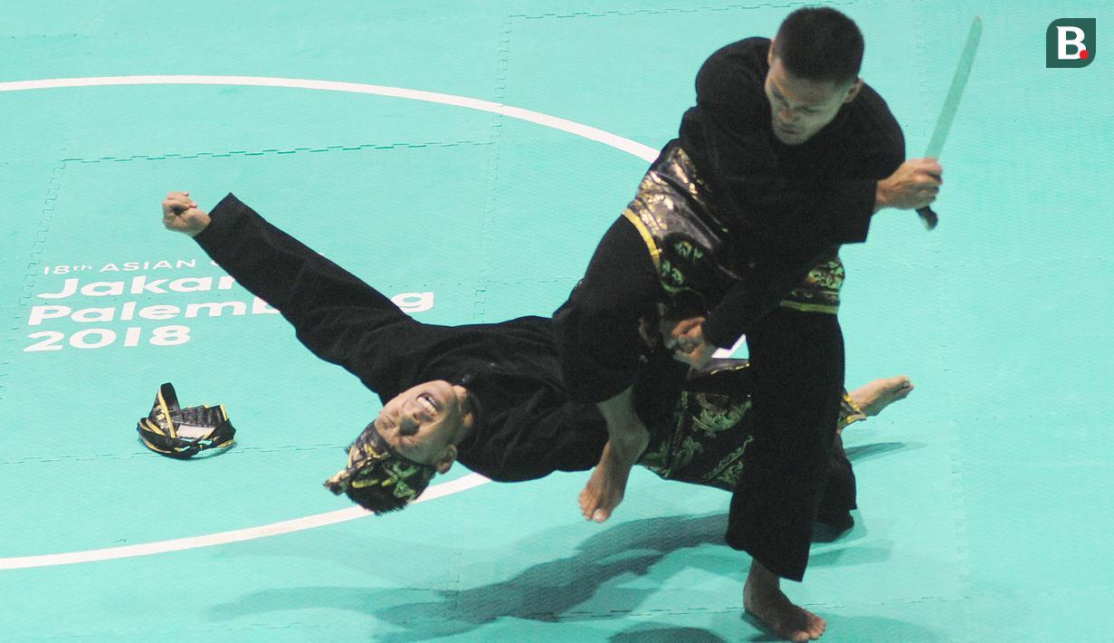 Pesilat Indonesia Hendy dan Yolla Primadona, saat beraksi pada pencak silat nomor artistik ganda putra Asian Games di TMII, Jakarta, Senin (27/8/2018). Hendy dan Yolla mendapat mendali emas dengan nilai 580. (Merdeka.com/Arie Basuki)