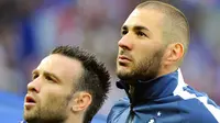Striker tim nasional Prancis, Karim Benzema (kanan) bersama Mathieu Valbuena. Benzema resmi dicoret dari tim nasional Prancis setelah terlibat skandal kasus dugaan pemerasan. (The Sun)