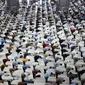 Umat Islam melaksanakan sholat Jumat  pada minggu ketiga bulan Ramadhan 1442 Hijriah di Masjid Istiqlal, Jakarta, Jumat (30/4/2021). Sholat Jumat berjamaah dengan pembatasan jemaah 30 persen dari kapasitas di ruang sholat utama masjid dan menerapkan protokol kesehatan. (merdeka.com/Arie Basuki)