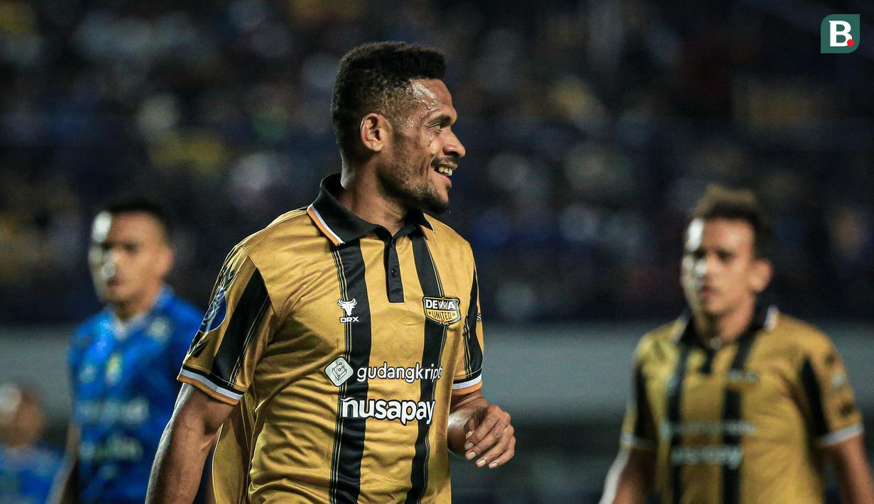 Pemain Dewa United, Ricky Kambuaya saat laga lanjutan BRI Liga 1 2023/2024 antara Persib Bandung melawan Dewa United FC di Stadion Gelora Bandung Lautan Api (GBLA), Bandung, Jumat (14/07/2023). (Bola.com/Bagaskara Lazuardi)