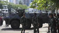 Personel Tentara Nasional Indonesia (TNI) berdiri di dekat kendaraan lapis baja yang diparkir di dekat Monumen Nasional, Jakarta, Selasa 2 September 2025. (AP Photo/Dita Alangkara)