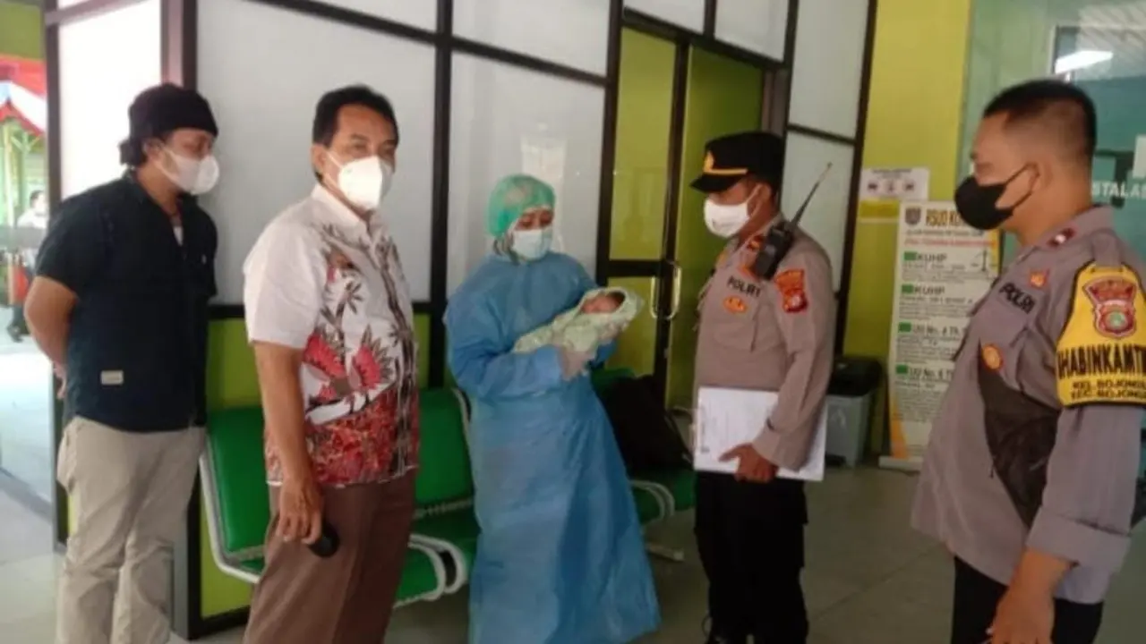 Polsek Sawangan menyerahkan bayi yang ditemukan di semak ke RSUD Kota Depok