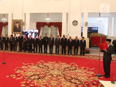 Presiden Joko Widodo (kanan) membacakan sumpah jabatan saat melantik Syamsuar-Edy Natar Nasution sebagai Gubernur dan Wakil Gubernur Riau periode 2019-2024 di Istana Negara, Jakarta, Rabu (20/2). (Liputan6.com/Angga Yuniar)