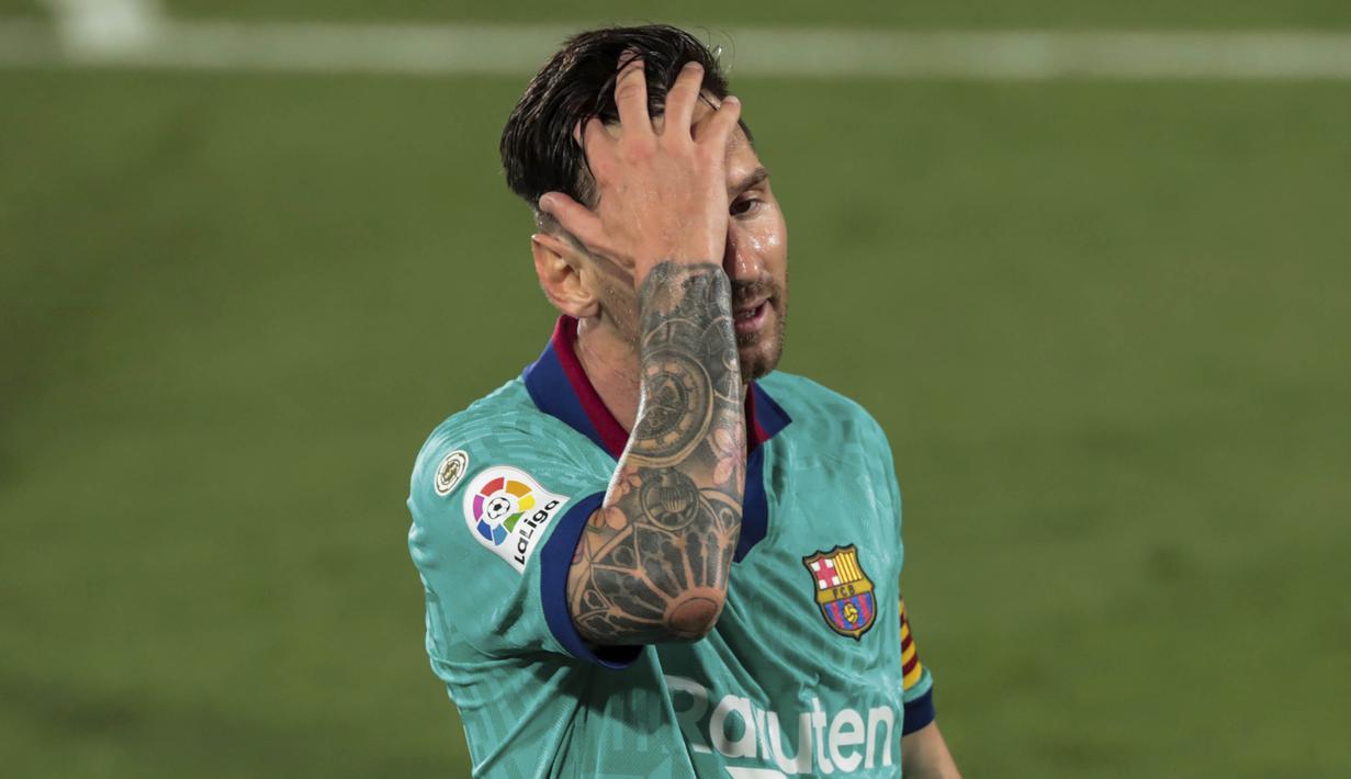 Striker Barcelona, Lionel Messi, tampak kecewa saat melawan Villareal pada laga La Liga di Stadion Estadio de la Ceramica, Minggu (5/7/2020). Barcelona menang 4-1 atas Villareal. (AP/Jose Miguel Fernandez de Velasco)