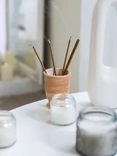 Simmer pot dibuat dengan merebus bahan-bahan seperti jeruk, lemon, apel, dan kayu manis untuk menghasilkan wangi alami yang cozy di seluruh rumah. (Foto/dok: Freepik)