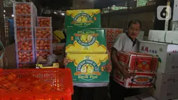 Aktivitas sentra buah di Pasar Induk Kramat Jati, Jakarta, Selasa (28/1/2020). Kementerian Pertanian memperketat pintu masuk impor beberapa jenis makanan termasuk buah-buahan dari daerah atau negara tertentu untuk mengantisipasi dan mencegah penyebaran virus corona. (Liputan6.com/Herman Zakharia)