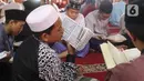 Sejumlah santri membaca Alquran atau bertadarus di pondok pesantren kawasan Tangerang, Senin, (26/4/2021). Bulan Ramdhan banyak dimanfaatkan para santri tersebut untuk mematangkan hafalan Alquran hingga khatam. (Liputan6.com/Angga Yuniar)