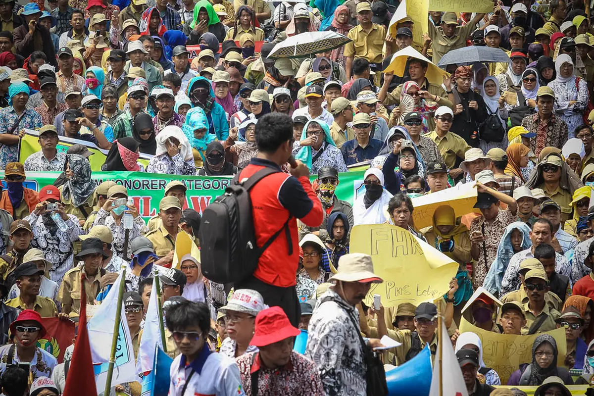 Minta Jadi PNS, Ribuan Tenaga Honorer Kepung Istana Negara