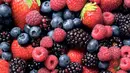 Buah yang masuk dalam keluarga berry, seperti blueberry, stroberi, dan ceri banyak mengandung anthocyanin. Anthocyanin adalah senyawa yang membantu melambatkan proses penuaan, melindungi tubuh dari penyakit jantung dan kanker. (Istimewa)