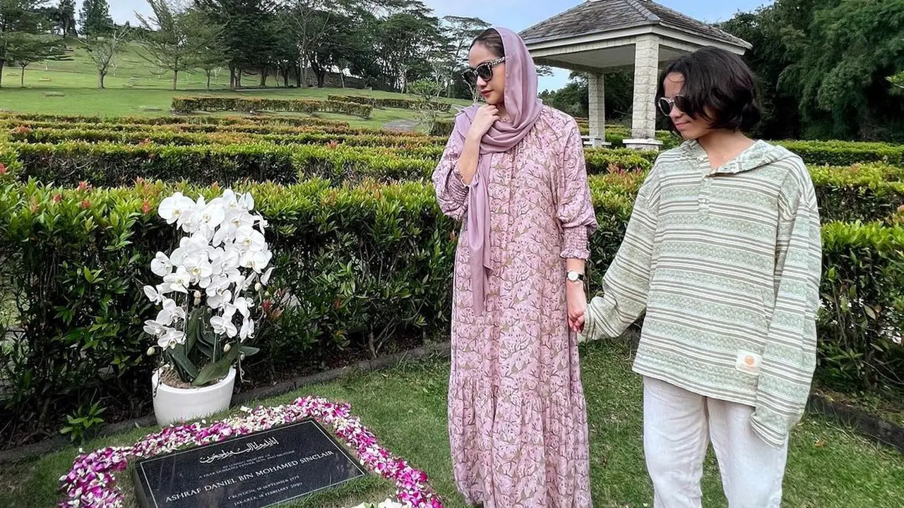 Bunga Citra Lestari alias BCL di Makam Ashraf Sinclair