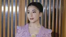 Memadukan shimmer gold di bagian mata dan lipstik soft pink yang senada dengan kebaya Nikita Willy [@melinathemua]