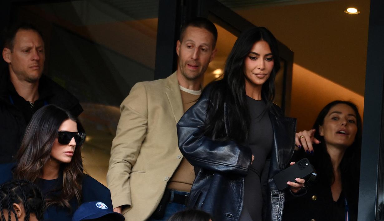 Kehadiran Kim Kardashian dinilai membawa peruntungan buruk bagi tim yang didukungnya. Arsenal dan PSG menjadi korban dari dukungan Kardashian. (AFP/Frank Fife)