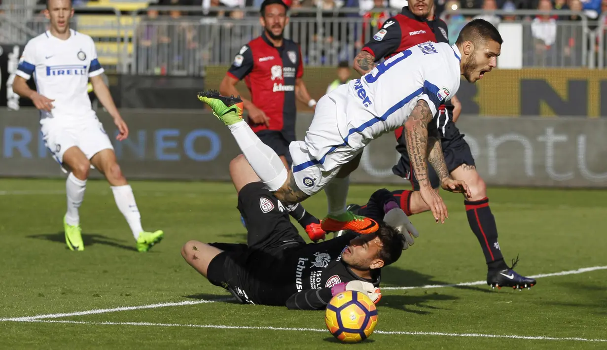 Pemain Mauro Icardi (atas) terjatuh saat dihadang kiper Cagliari, Gabriel Vasconcelos Ferreira pada lanjutan Serie A di Sant'Elia stadium,  Cagliari, (5/3/2017). Inter Milan menang 5-1. (EPA/Fabio Murru)