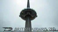 Kapsul meluncur ke puncak Menara British Airways i360 di Brighton, Inggris, 2 Agustus 2016. Menara yang dinobatkan sebagai bangunan paling ramping di dunia itu memiliki ketinggian yang seluruhnya mencapai 162 meter. (AFP PHOTO/Glyn KIRK)