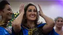 Seorang wanita bernama Rosalia Pereira yang berusia 62 tahun berhasil meraih Miss Elderly 2018 saat mengikuti kontes kecantikan untuk wanita lansia menjelang Hari Ibu, di Sao Paulo, Brasil (10/5). (AFP/Nelson Almeida)