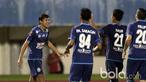 Pemain Arema FC, Adam Alis merayakan gol ke gawang  Sriwijaya FC pada babak delapan besar Piala Presiden 2017 di Stadion Manahan, Solo. Jumat (26/2/2017). (Bola.com/Nicklas Hanoatubun)
