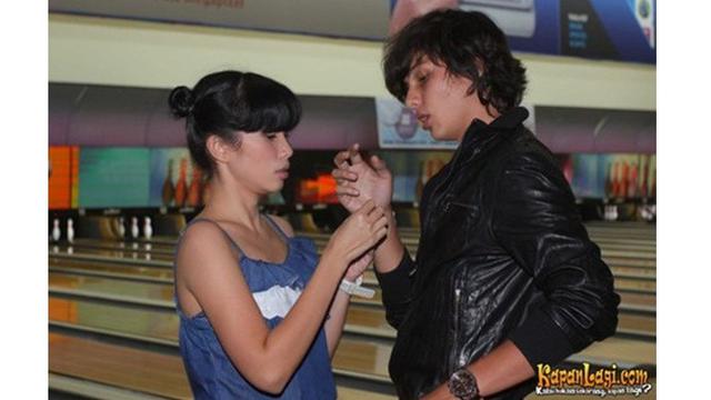 6 Potret Lawas Gaya Pacaran Andhika Pratama dan Ussy Sulistiawaty, Bikin Pangling