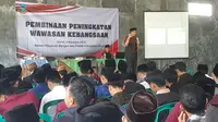 Ratusan pelajar Madrasah Aliyah (MA) plus santri Pondok Pesantren Nurul Huda, Cisurupan, Garut, Jawa Barat, mendapatkan pendidikan kebangsaan dari pihak pesantren. (Liputan6.com/Jayadi Supriadin)