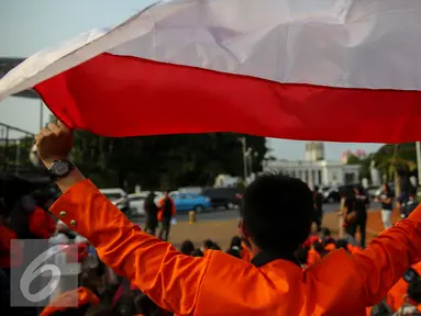 Mahasiswa Universitas Atma Jaya saat menggelar aksi damai di depan Istana Merdeka, Jakarta, Jumat (25/9/2015). Mereka meminta pemerintah menuntaskan pelanggaran HAM 16 Tahun lalu dalam tragedi Semanggi II. (Liputan6.com/Faizal Fanani)