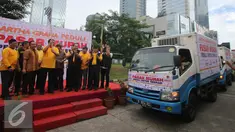Perwakilan dari Artha Graha Peduli Ronny Bratawidjaya saat membuka Pasar Murah Ramadan 2016 di kawasan SCBD, Jakarta, Selasa (31/5). Pasar Murah Ramadan 2016 akan berada Sekitar 2.000 titik di Indonesia. (Liputan6.com/Gempur M Surya)