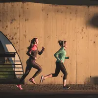 Ilustrasi olahraga lari di malam hari. (Image by Freepik)