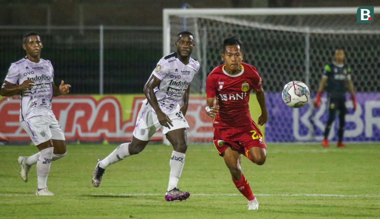 Belum ada tembakan ke gawang yang dibukukan Bhayangkara FC selama paruh pertama. Babak pertama yang berlangsung ketat ini berakhir dengan keunggulan 2-0 untuk Bali United. (Bola.com/Maheswara Putra)