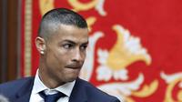 Striker Real Madrid, Cristiano Ronaldo, saat menghadiri perayaan gelar ke-12 Liga Champions di kota Madrid, Spanyol (04/06/2017). Cristiano Ronaldo merubah gaya rambutnya usai menjuarai Liga Champions. (EPA/Andres Ballesteros)