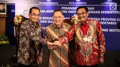 Menhub Budi Karya Sumadi, Gubernur BI Agus Martowardojo dan Gubernur DKI Djarot Saiful seusai penandatanganan kerja sama Pengembangan Integrasi Sistem Pembayaran Elektronik berbagai moda transportasi, di Jakarta, Rabu (6/9). (Liputan6.com/Angga Yuniar)