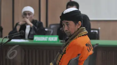 Terdakwa kasus terorisme Afif Abdul Majid mengikuti sidang tuntutan di PN Jakarta Pusat, Senin (8/6). Afif dituntut 8 tahun penjara karena diduga melakukan tindak pidana terorisme dengan mendeklarasikan dukungan kepada ISIS. (Liputan6.com/Herman Zakharia)