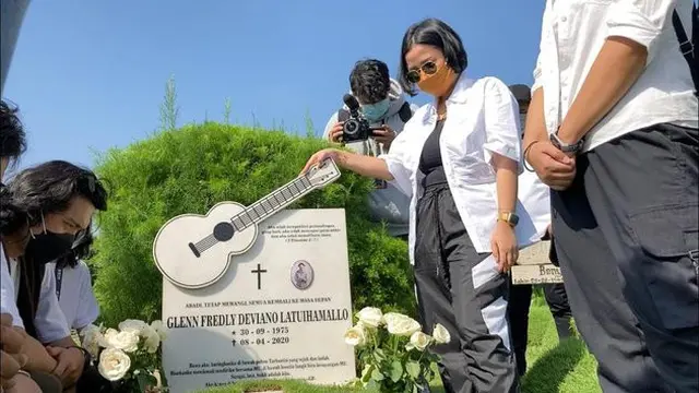 6 Momen Mutia Ayu Ziarah ke Makam Glenn Fredly, Kenang Satu Tahun Meninggalnya