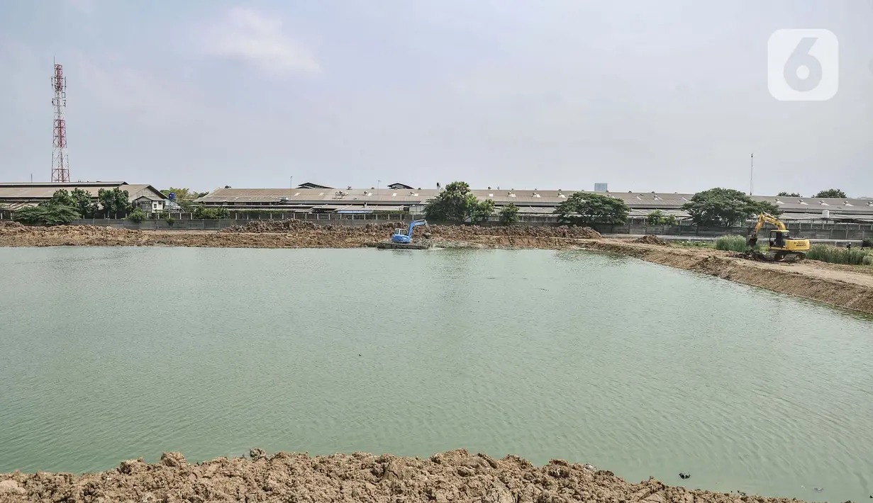 Suasana  pembangunan Waduk Belibis, Jakarta Utara, Rabu (13/10/2021).Waduk ini berfungsi sebagai kolam retensi untuk menampung aliran Kali Gubuk Genteng dan Kali Progo di tiga wilayah yakni, Pegangsaan Dua, Semper Barat dan Sukapura. (merdeka.com/Iqbal S. Nugroho)