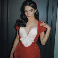 Rachel Zegler ungkap warna lipstik favorit. Ketahui makna di baliknya! [@rachelzegler].