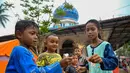 Anak-anak bermain kembang api di dekat tenda-tenda yang didirikan untuk para korban banjir di kompleks sebuah masjid, Meurah Dua, Kabupaten Pidie Jaya, Provinsi Aceh, pada 21 Februari 2026, setelah banjir dan tanah longsor dahsyat melanda Sumatra, akhir November 2025 lalu. Bulan Ramadan 1447 Hijriah atau 2026 Masehi dijalani dengan penuh keprihatinan oleh warga di Kabupaten Pidie Jaya, Provinsi Aceh. (CHAIDEER MAHYUDDIN/AFP)