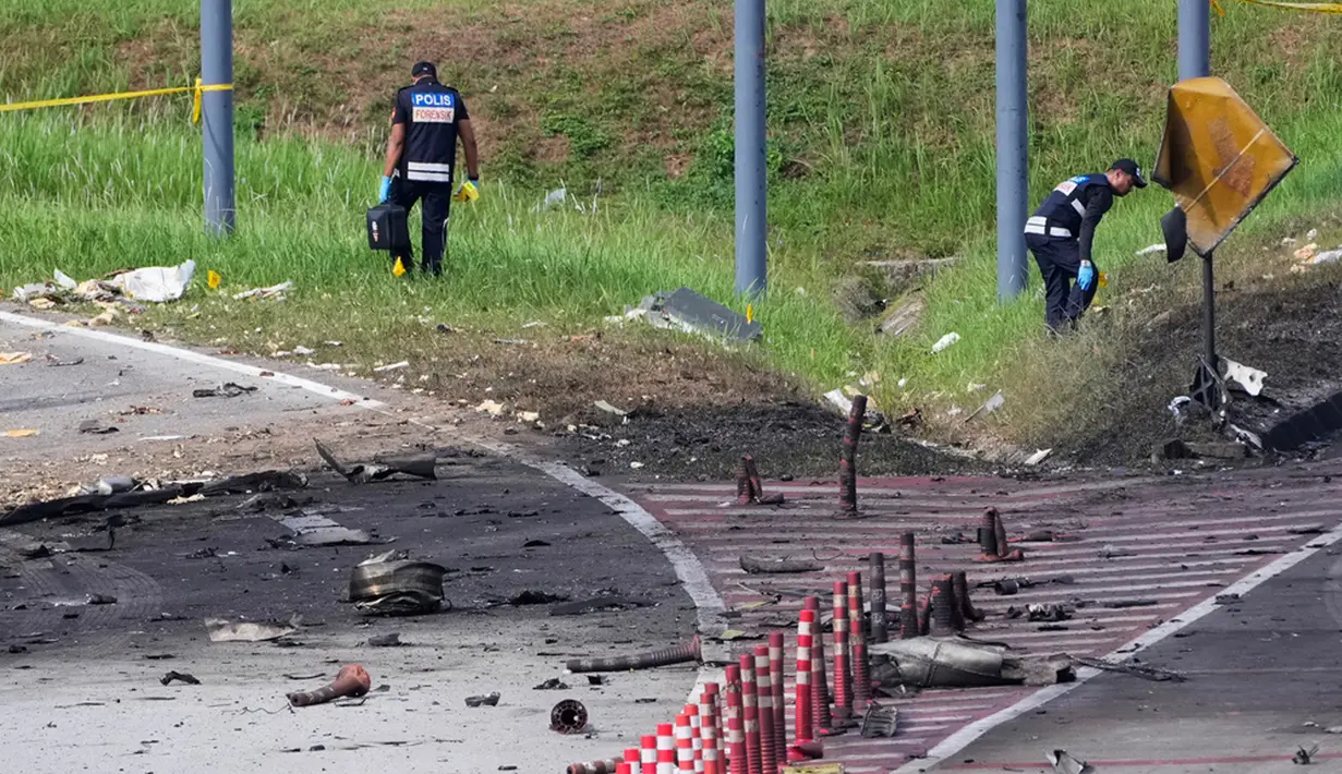 Kontak pertama yang dilakukan pesawat dengan Menara Pengawas Lalu Lintas Udara Subang terjadi pada pukul 14.47 waktu setempat dan izin pendaratan diberikan pada pukul 14.48. (AP Photo/Vincent Thian)