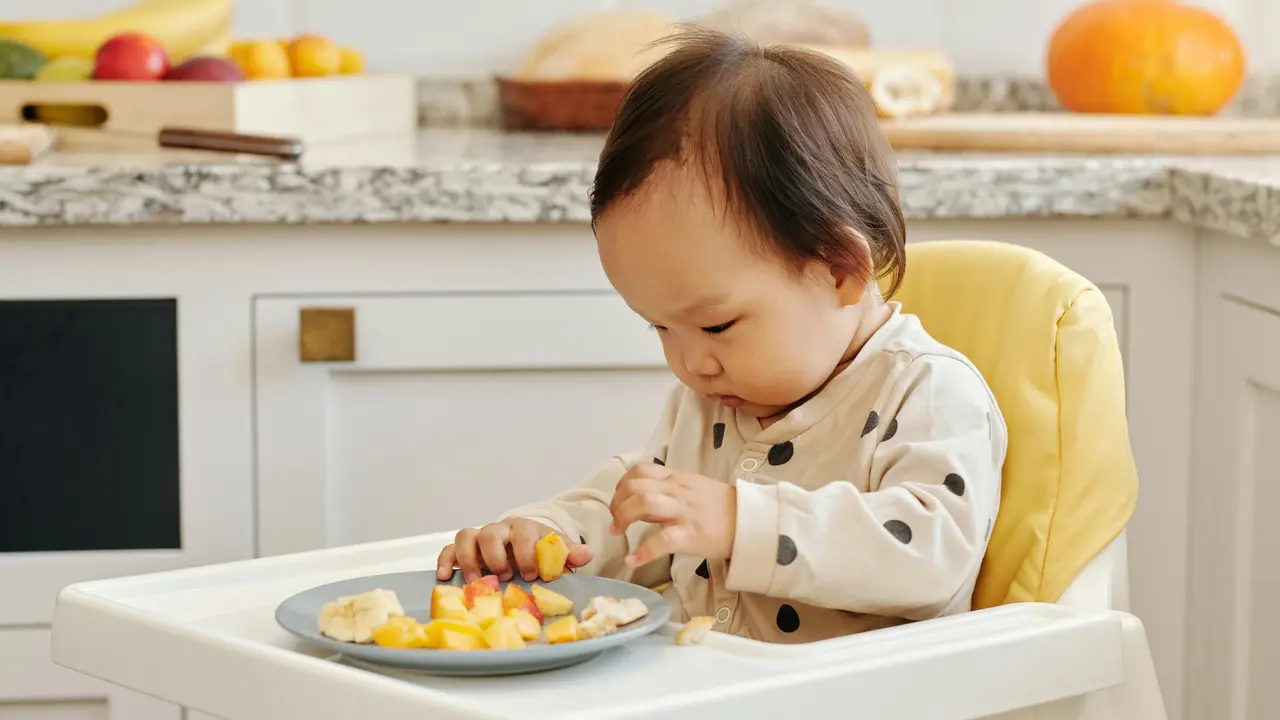 Bayi sedang makan