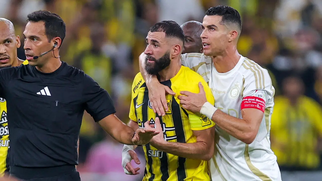 Foto: Momen Cristiano Ronaldo Redam Emosi Karim Benzema saat Laga Lanjutan Arab Saudi