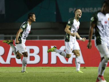 Striker PS Tira, Aleksandar Rakic, merayakan gol yang dicetaknya ke gawang PSMS Medan pada laga Liga 1 di Stadion Pakansari, Jawa Barat, Rabu (5/12). PSMS kalah 2-4 dari PS Tira. (Bola.com/Yoppy Renato)