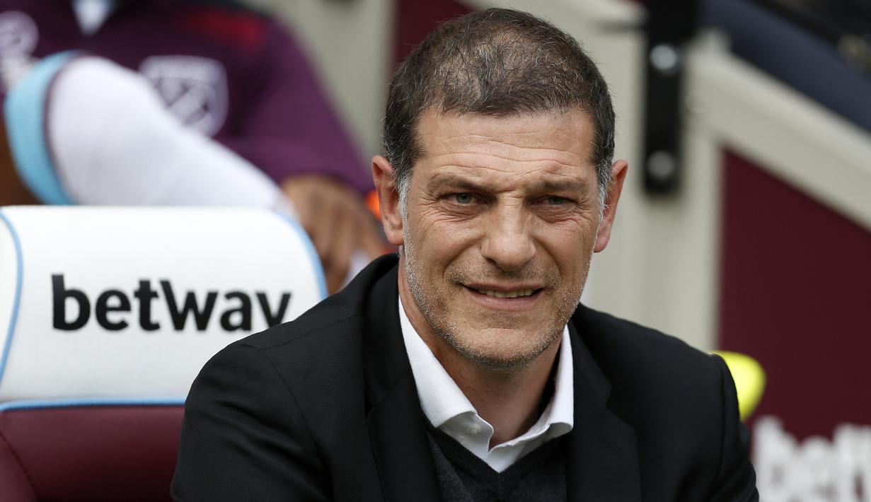 Slaven Bilic. Pelatih asal Kroasia ini menangani West Ham mulai 9 Juni 2015 hingga 4 November 2017. Prestai terbaiknya adalah membawa The Hammers finish di peringkat ke-7 pada musim 2015/2016 berkat penampilan gemilang pemain yang didatangkannya, Dimitri Payet. (Foto: AFP/Ian Kington)