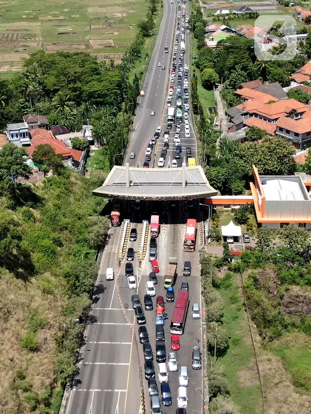 FOTO: Lonjakan Pemudik Menuju Pelabuhan Merak Sebabkan Kemacetan 7 Km