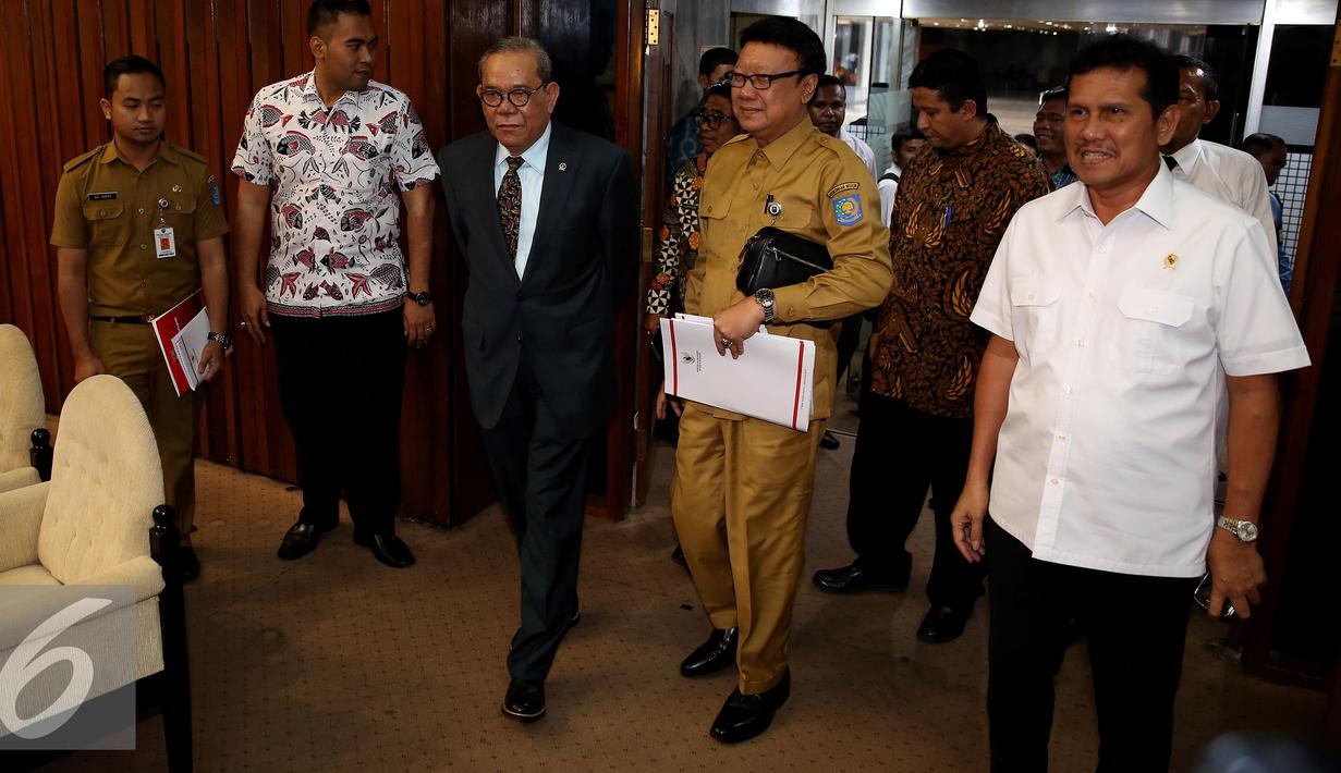 Ketua Komisi II DPR Rambe Kamarulzaman (tengah), bersama Mendagri Tjahjo Kumolo (kedua kanan), saat tiba sebelum mengikuti rapat kerja di Kompleks Parlemen, Senayan, Jakarta, Selasa (6/12). (Liputan6.com/Johan Tallo)