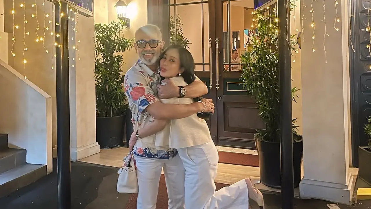 Gaya Serasi Bunga Zainal Rayakan Ulang Tahun Bareng Suami, Tampil Serba Putih dengan Tas Hermes dan Heels Chanel Rp18jutaan