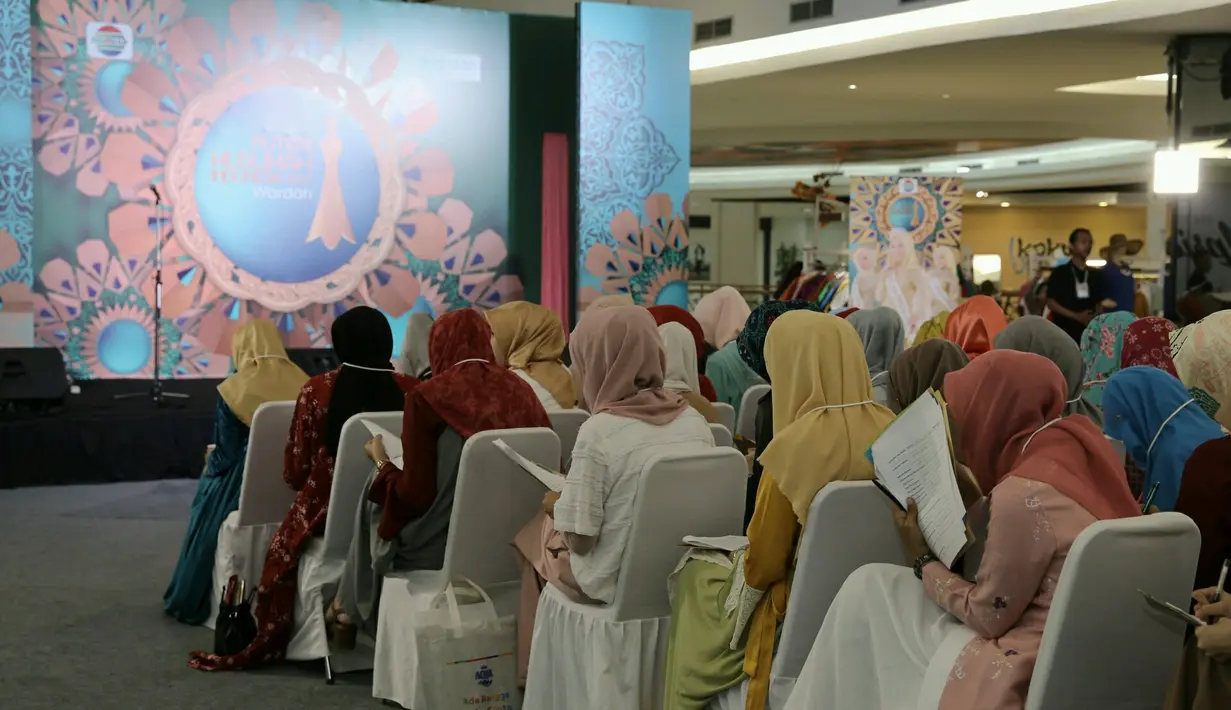 Audisi Puteri Muslimah Indonesia 2017 kembali digelar dan kali ini giliran ibukota Jakarta yang menjadi tempat berlangsungnya audisi. Ratusan remaja wanita berhijab tampak antusias memadati lokasi audisi. (Galih W. Satria/Bintang.com)