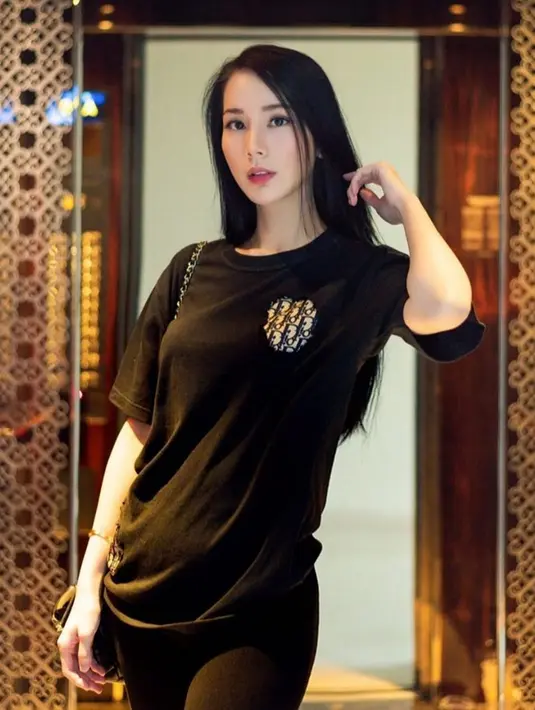 Gaya kasual Jill Gladys dengan kaos hitam serta celana senada ini juga bisa dijadikan sebagai inspirasi untuk hangout. Ia juga tampil dengan makeup flawless serta sling bag berwarna senada. (Liputan6.com/IG/@jill_gladys_)