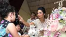 Penyanyi Krisdayanti menyuapi potongan kue ke anaknya Amora Lemos pada saat ulang tahun ke 41 di kawasan SCBD, Jakarta, Kamis (24/03/2016). Krisdayanti merayakan ulang tahunnya yang ke 41 tahun pada 24 Maret. (Liputan6.com/Herman Zakharia)