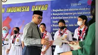 Konsul Jenderal RI Davao City, Filipina Achmad Djatmiko memberikan piagam penghargaan kepada 42 siswa-siswi dan 3 guru Sekolah Indonesia Davao (Kemlu RI).
