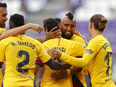 Para pemain Barcelona merayakan gol yang dicetak oleh Arturo Vidal ke gawang Real Valladolid pada laga La Liga di Stadion Jose Zorrilla, Sabtu (11/7/2020). Barcelona menang 1-0 atas Real Valladolid. (AP Photo/Manu Fernandez)