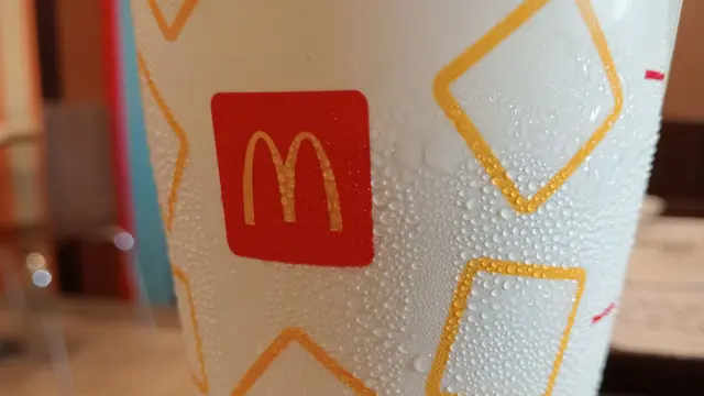 Hasil Foto Kamera 50MP Oppo A58, Objek Gelas Mcdonalds